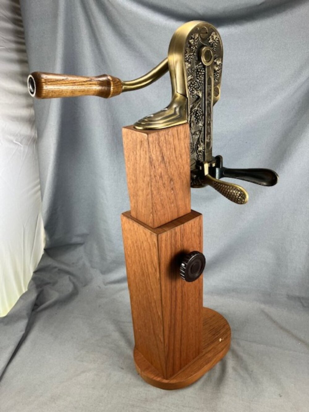 Rogar Estate Wine Bottle Opener Corkscrew Adjustble Height Grape Motif Wood